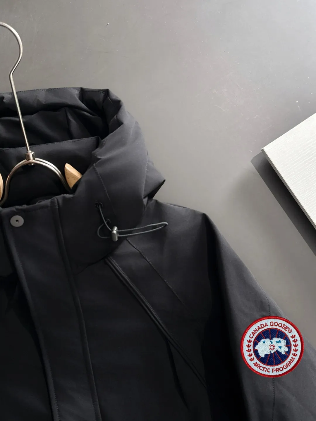 Two-day delivery time P960 Big Goose 🔥🔥 High-end customization 2025 winter official website's latest popular down jacket. Original custom-made hardware accessories for customers, all imported and original customization. Welcome to compare at the counter. Absolutely high quality. Use top-grade 90 white goose down. Super soft. Filled with fluffy and full feathers. Super heavy work. Fabric workmanship is excellent. The version is super perfect. Note⚠The fabric is super comfortable. Exclusive model. High-end quality. A must-have warm and protective artifact in winter. Size: M-3XL